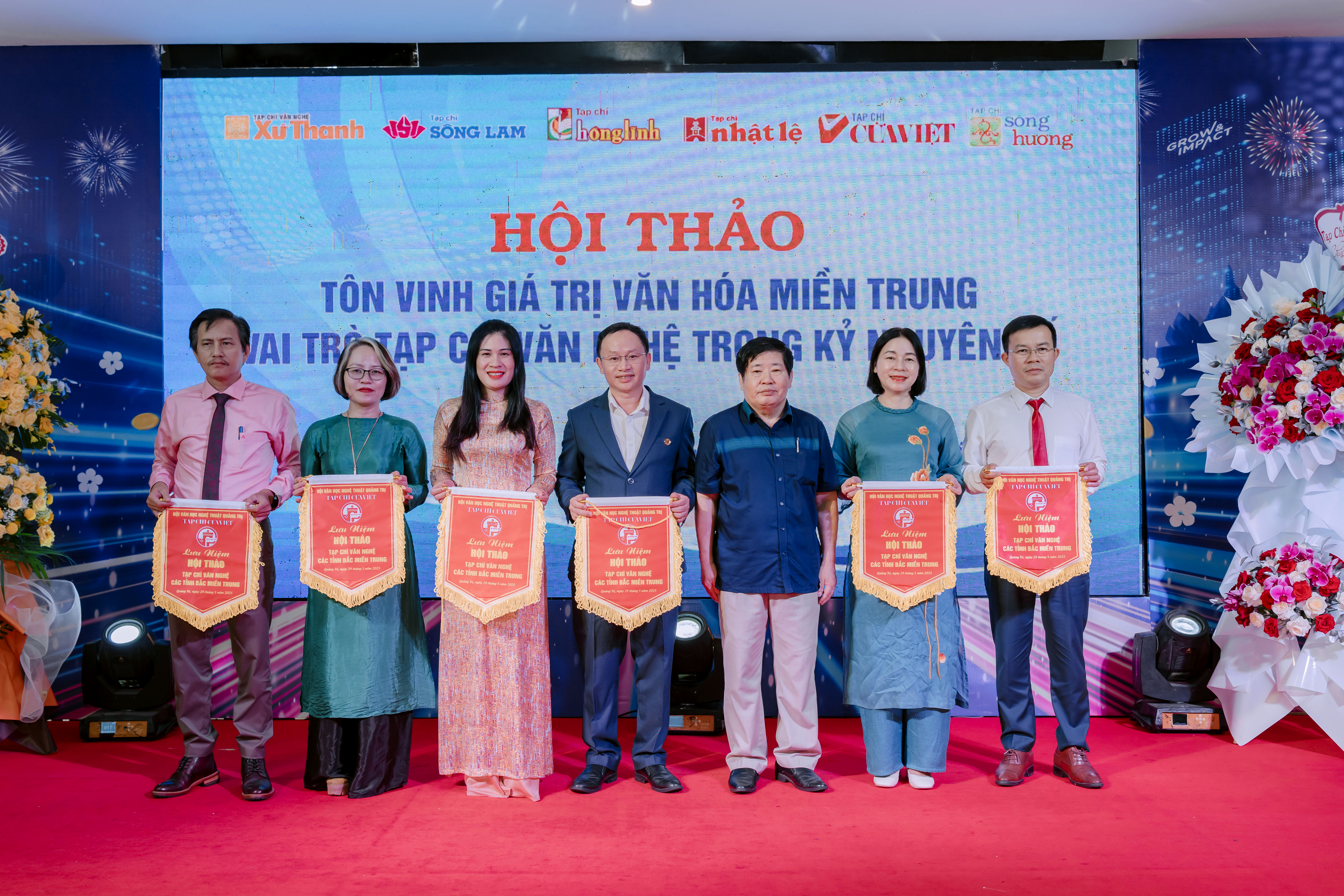 Trao cờ lưu niệm cho các tạp chí văn nghệ Bắc miền Trung tham dự hội thảo